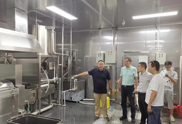 刘会长一行参观飞龙餐饮中央厨房 刘会长一行参观飞龙餐饮中央厨房