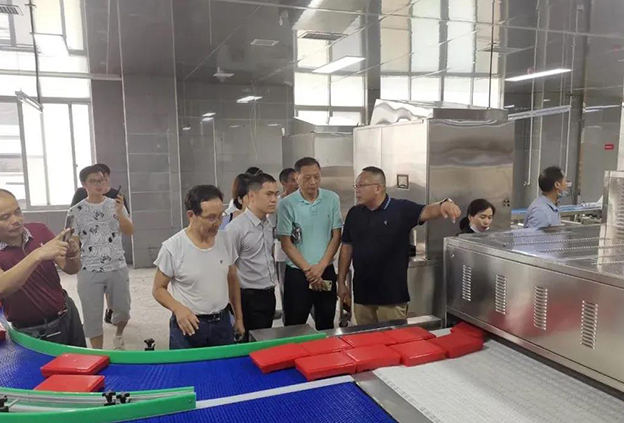 刘会长一行考察配送学生餐 刘会长一行考察配送学生餐