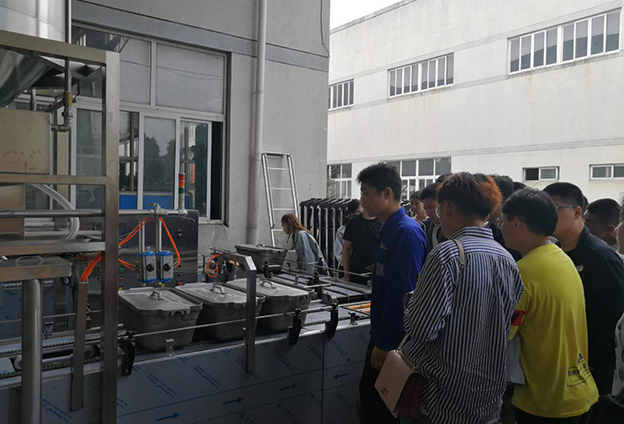 学员们了解royal皇家88平台米饭生产线 学员们了解royal皇家88平台米饭生产线